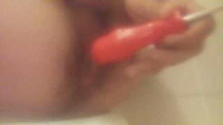 Homem gay inserindo uma chave de fenda em seu anal