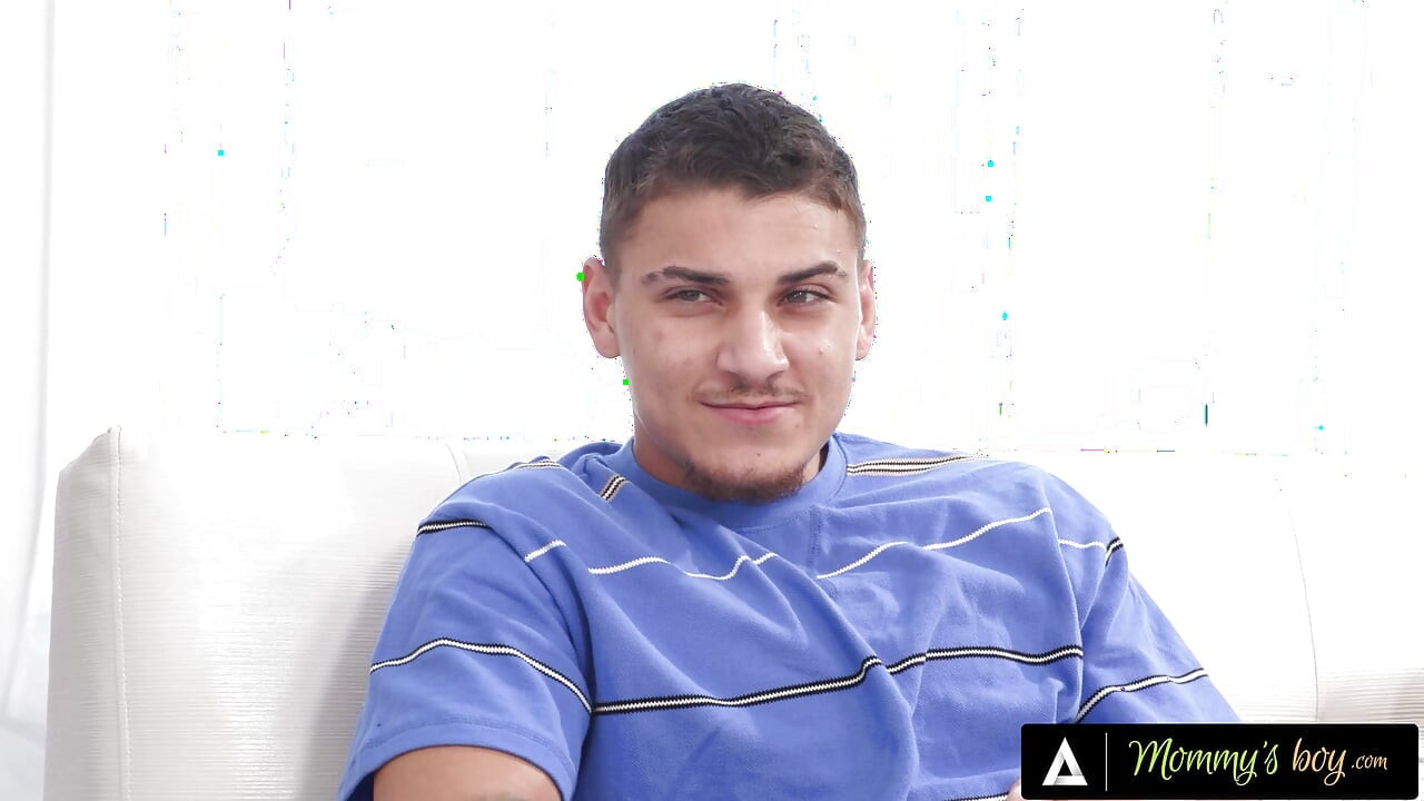 בן של אמא - Alexis Malone הופכת עיסוי נורו לסשן מילף קשה שמסתיים בשפיכה על הציציים