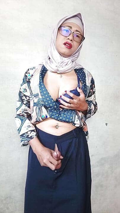 Hijab Shemales with Big Dicks Dildo Masturbate Until She Cum