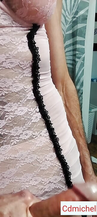 Cdmichelle u bijelom seksi donjem rublju igra se s kurcem do ogromnog tereta sperme