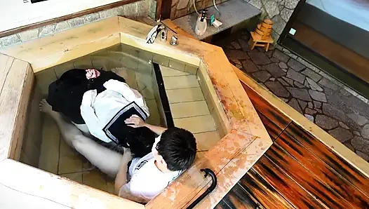 Tropfende Uniform, in einer Badewanne gefesselt und Unterricht außerhalb des Campus unterrichtet