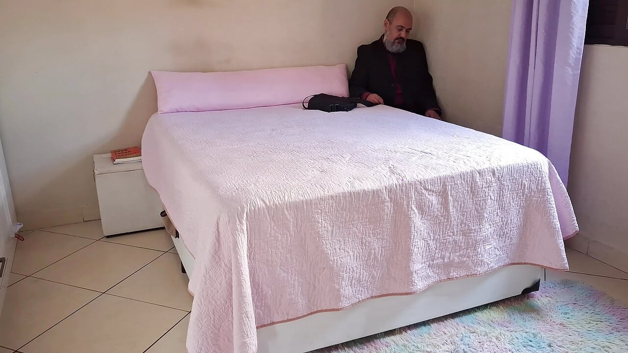 Evli kadın işten yorgun bir şekilde eve gelen kocasını baştan çıkarıyor. Romantik seks