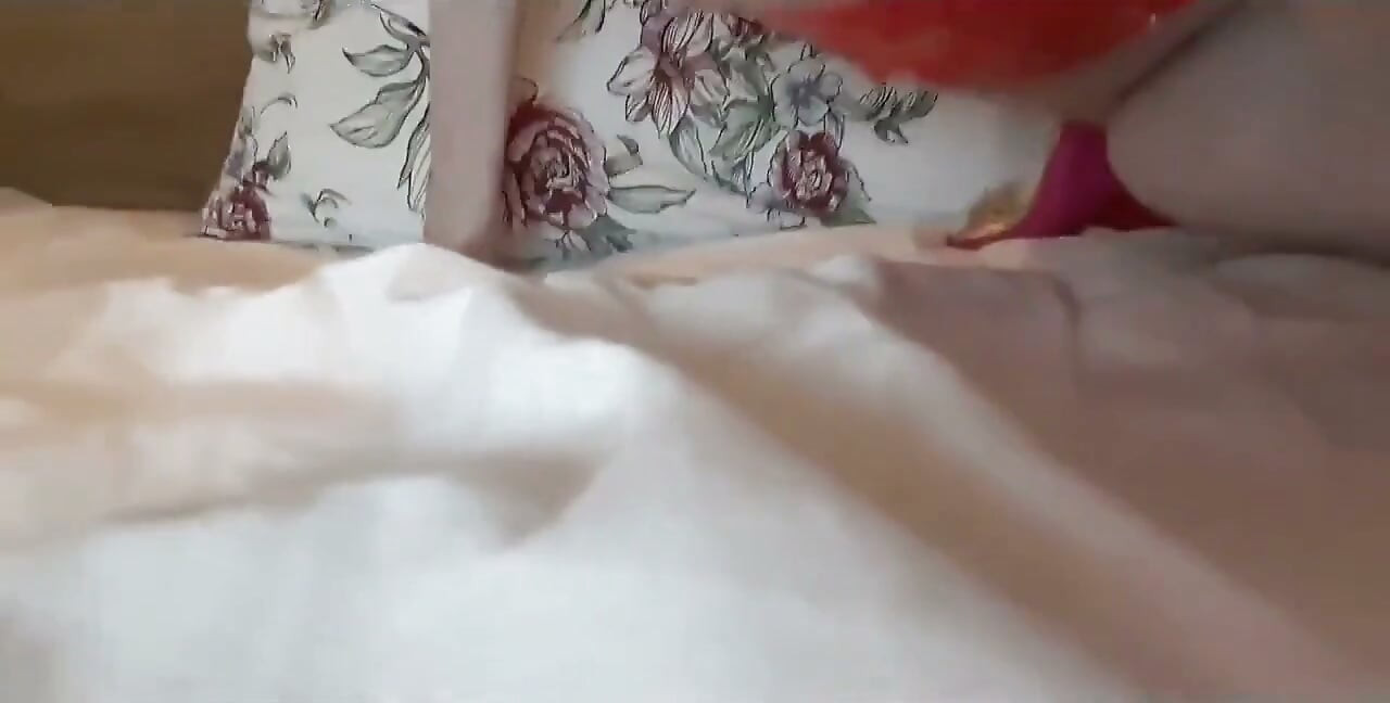 Dulce adolescente en látex Tracy Naghavi se corre con los dedos dentro de su coño mojado.