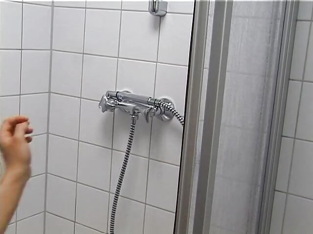 Fabulosa morena com peitos grandes esfrega e dedilha sua boceta molhada