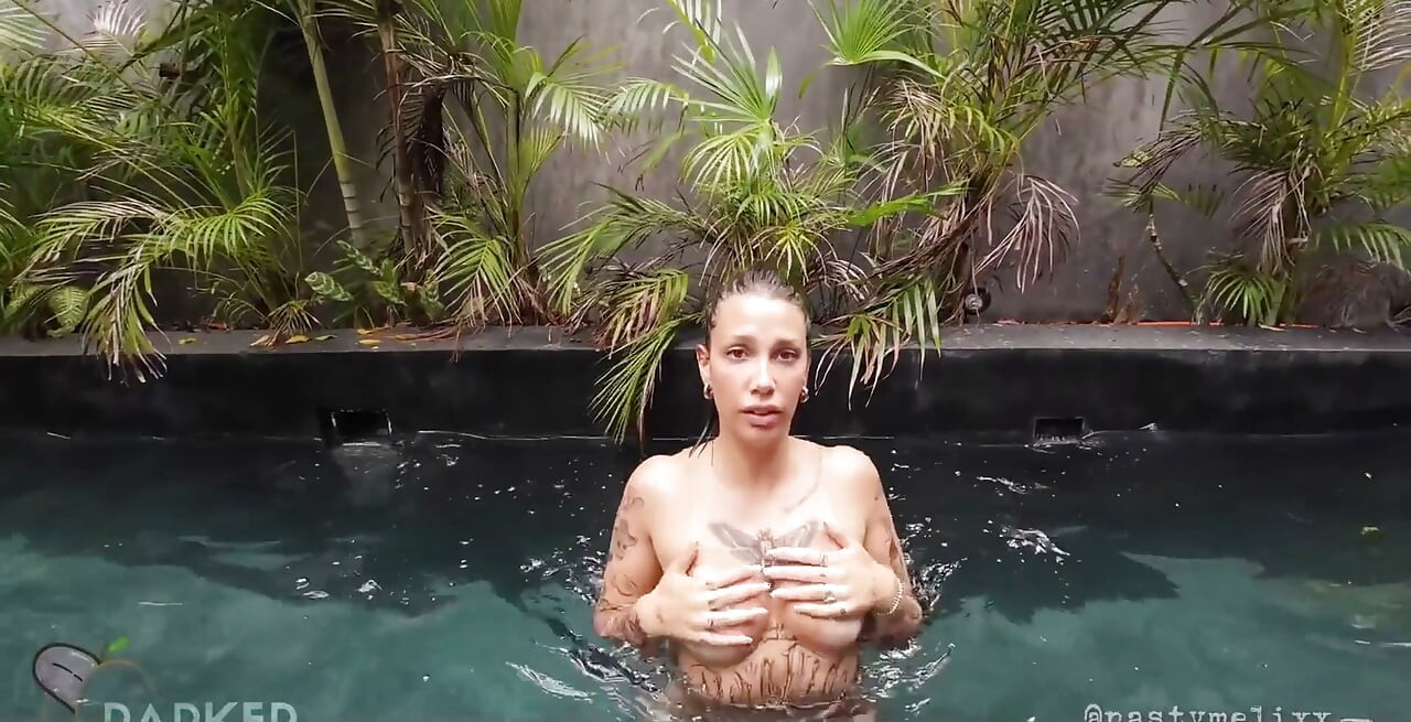 Fodendo a esposa do meu vizinho no quintal do Airbnb depois que ela saiu da piscina