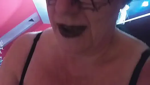 Lustvolle oma lutscht an einem großen schwanz