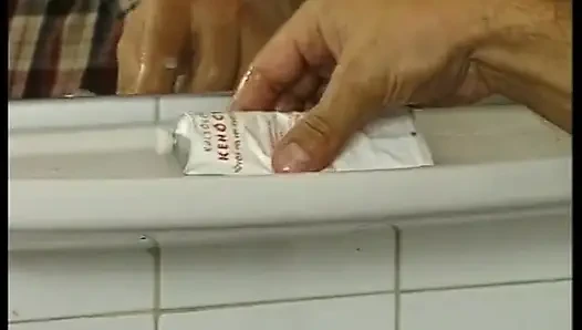 Бога тугого очка брюнетки вспахали в ванной