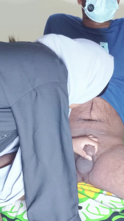 Hidžabi devojka pokazuje veliko dupe i jebe se jako | Klip 2