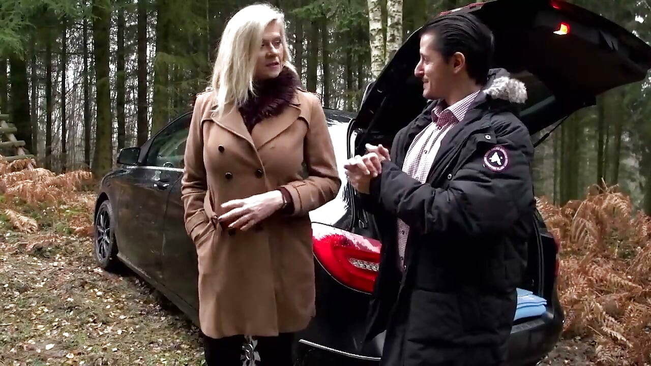 De jeunes salopes sexy se font baiser dans les bois par des grosses bites bien dures, film complet en HD