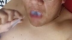 Une grosse mexicaine branlette fume et joue dans un hôtel