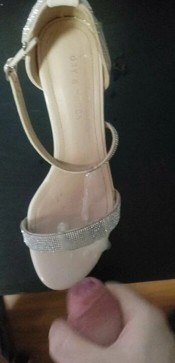 Cumshot on neighbor's high heels