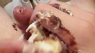 Un tip gras se masturbează cu o gogoasă umplută cu cremă
