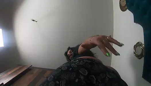 Tante sange lagi asik menggoda pov Cewek sange dengan toket besar lagi asik muasin memeknya pakai mainan seks solo