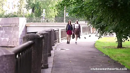 Dua gadis jalan-jalan ke taman oleh Clubsweethearts