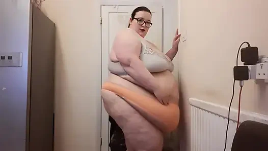 Толстушка-жиробасина в стрингах и кожаных леггинсах примеряет