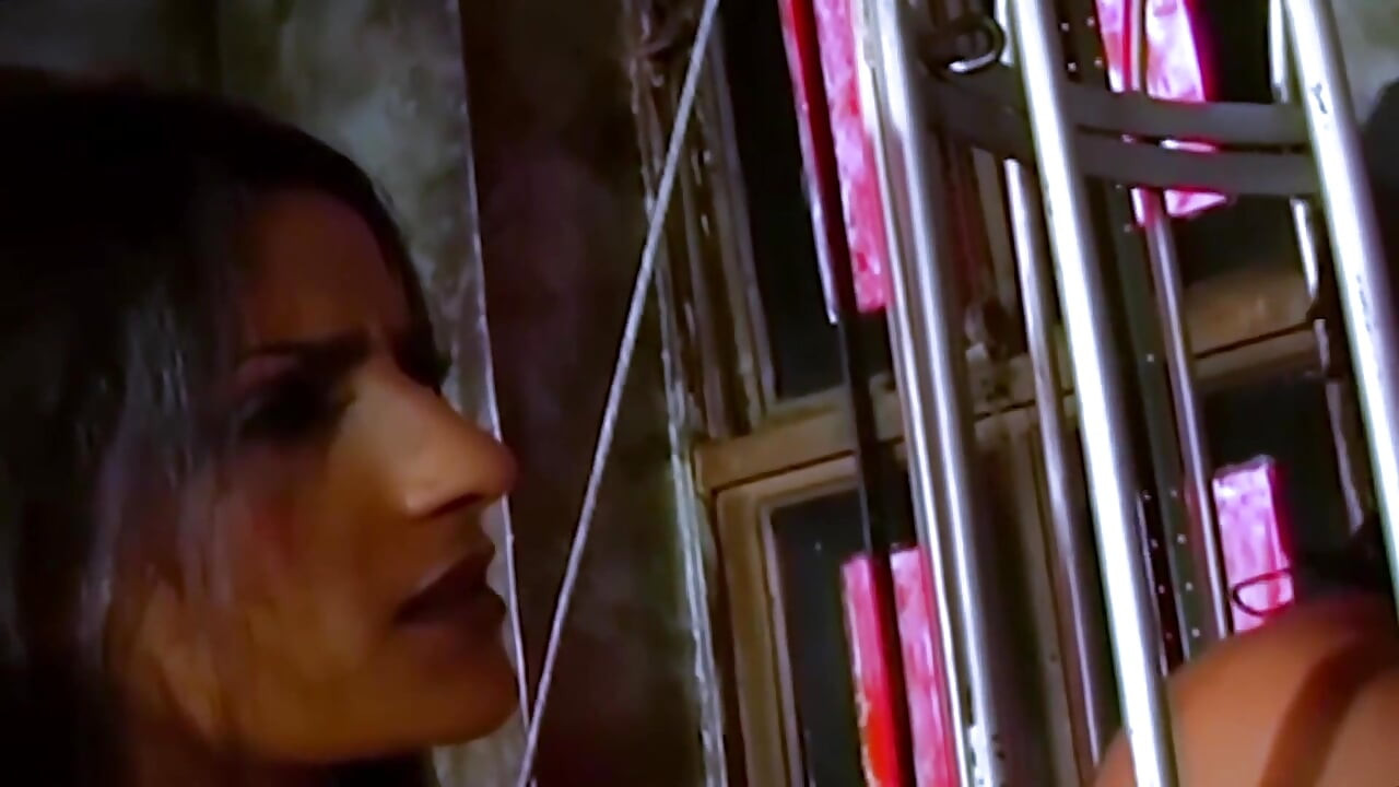 Ώριμη μελαχρινή και ξανθιά κυριαρχούν στους δεμένους άντρες