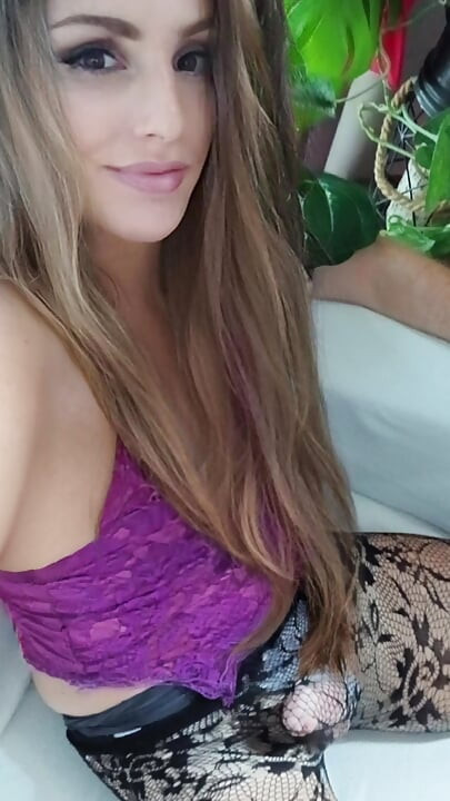 Vzrušená transvestite moje tvrdá péro bomba pod punčochami