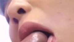 Fată asiatică Marie muie și spermă în gură