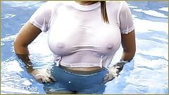 Vợ không mặc áo ngực trong một người thích khoe hàng công cộng trong hồ bơi công cộng
