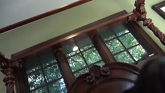 Лесбиянки-брюнетки принимают чувственный душ вместе, затем ублажают друг друга