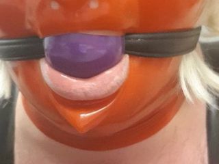 Use mi ballgag púrpura de 38 mm con un mssk de látex rojo