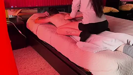 Шлюховатая массажистка сидит на лице клиента и принимает его член в ее задницу до последней капли