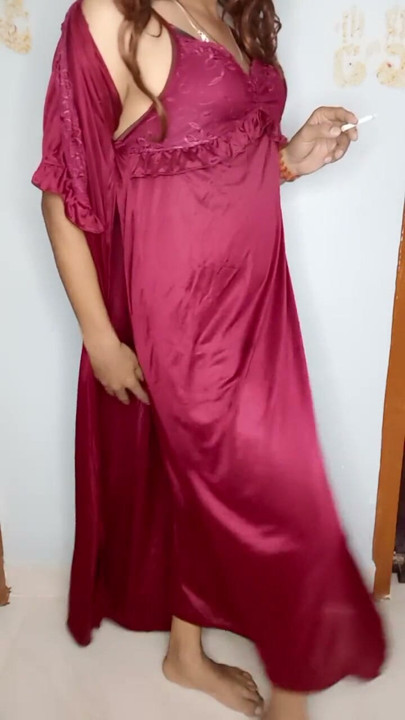 Meri mummy ne kal raat me isi satin nighty ko pahan ke apni chut ki ras chatai | Clip 1