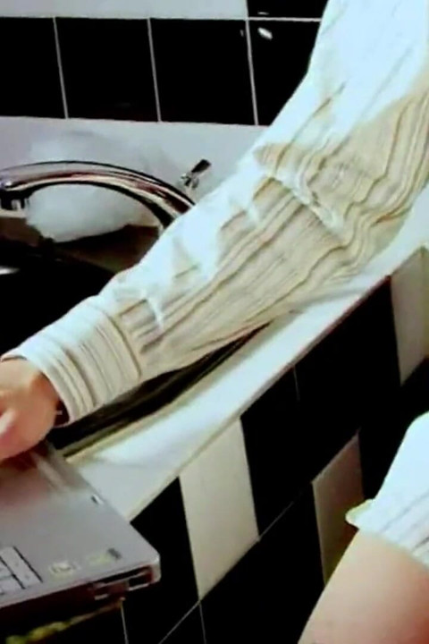 Une MILF séduisante se fait doigter et lécher jusqu’à l’orgasme
