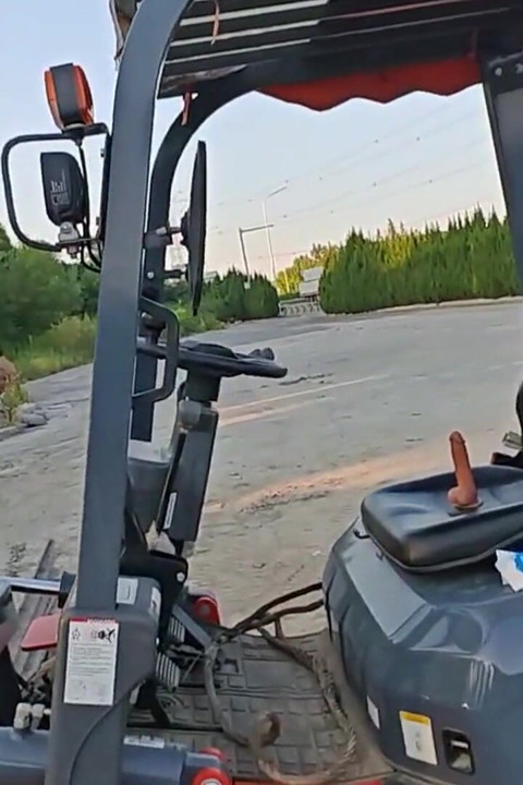 nagn gasht ek vyast sarak nirman sthal aur ek phorkalipht par hastamaithun