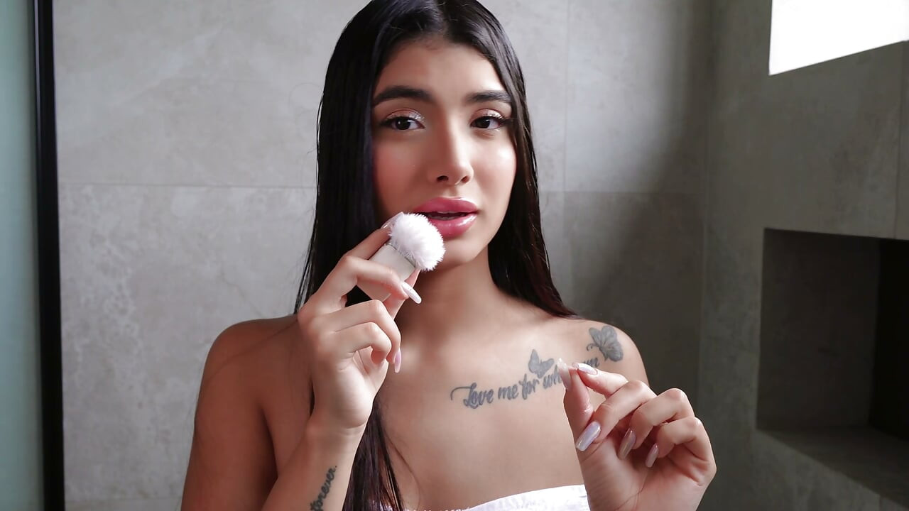 ASMR: Tuletko suihkuun kanssani? Liity seuraani levittämään saippuaa kehooni