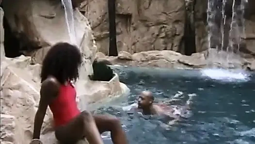 Zenci sürtük amını yalatıyor ve şelaleye karşı doğada sikiliyor