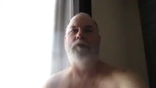 Kıdemli senor cüretkar tohumunu okşar.