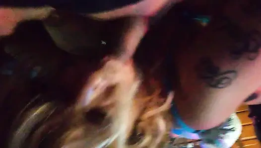 Edepsiz sürtük ateşli evli kadın Elsa iki yarağı birden alıyor