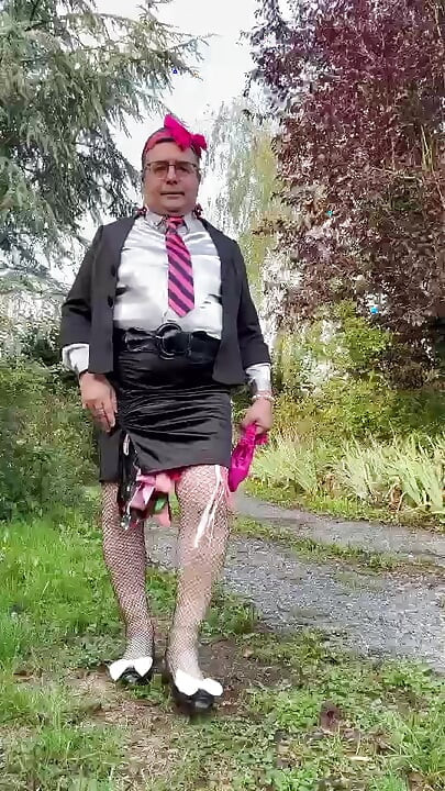 Gekleed in een kort zwart rokje voor een avondje uit