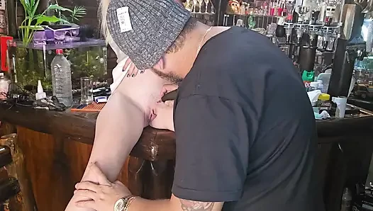 Meine 18-jährige stiefschwester wollte ein muschi-tattoo, ich habe ihren kitzler sogar im dunkeln zum leuchten bringen lassen und sie wurde geil