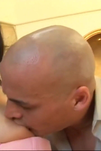 Des salopes excitées se font enculer et éjaculer dans la bouche