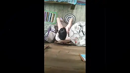 Ein dorfmädchen zieht schön ihre haarige muschi zu schöner musik