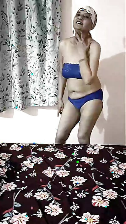 Bandana memakai bhabhi memancut mani.