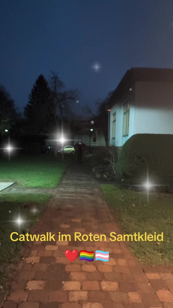 穿着红色天鹅绒连衣裙的走秀。