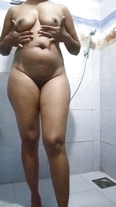 Κορίτσι από τη Σρι Λάνκα κάνει μπάνιο