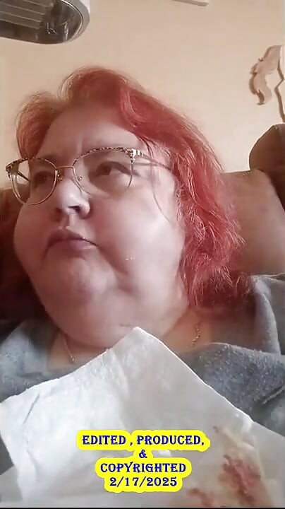 La enfermera Vicki come aquí el almuerzo y luego disfruta de un delicioso helado