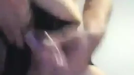 Yarağımı gösteriyorum ve bir piliçle internette mastürbasyon yapıyor