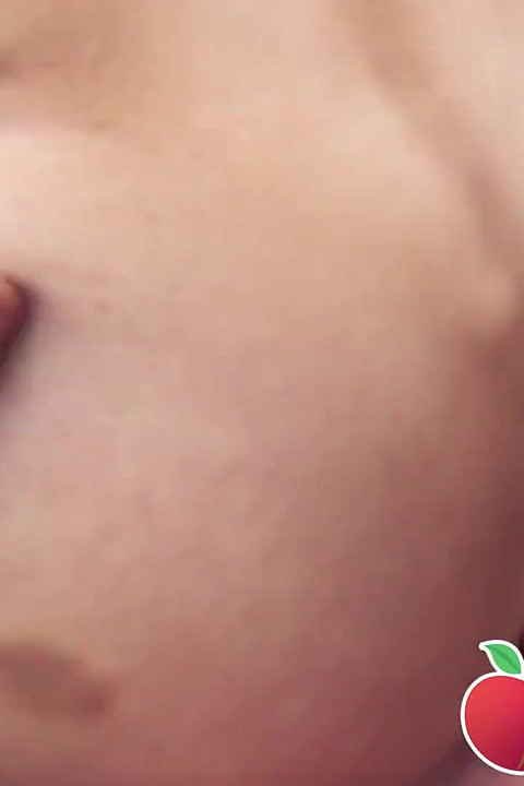 Milf com peitos de silício fode estranho na escada Sophie Logan