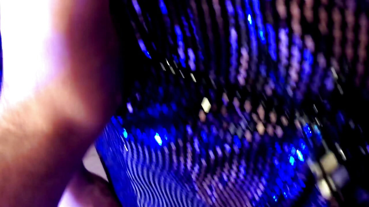 모두가 파티에있는 동안, 우리는 은퇴 할 수있는 장소를 발견했다. 빠른 섹스와 사정.