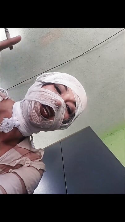 할로윈 엄마가 담배 피우며 네 얼굴 위에 앉아 있다