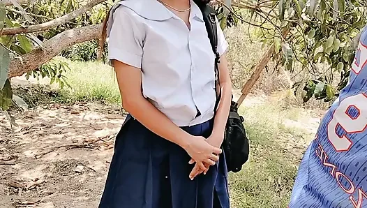 GADIS SEKOLAH 18 TAHUN NGENTOT DI DEPAN UMUM OLEH AYAH TIRI SEBELUMNYA