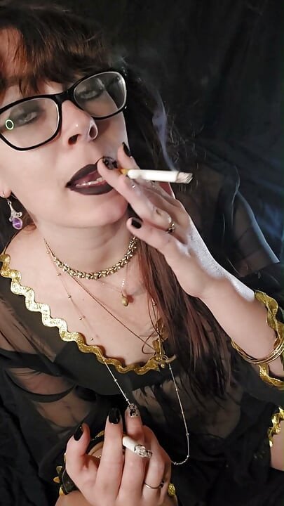 Bruja fumadora que adora los cigarrillos