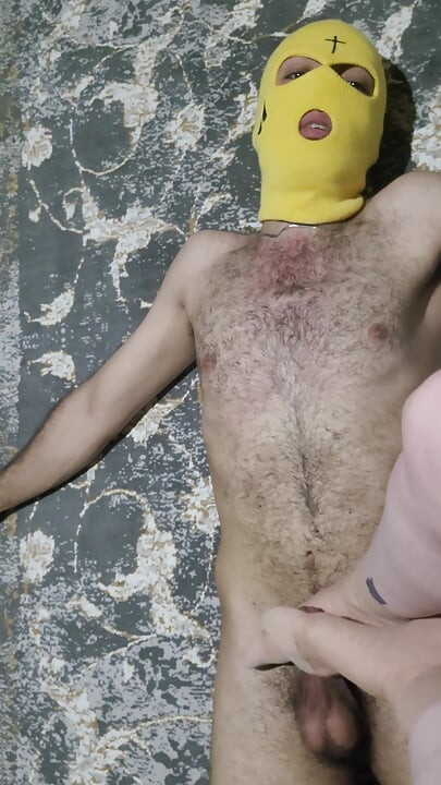 女主人在家裡踢足交和踢蛋的奴隸