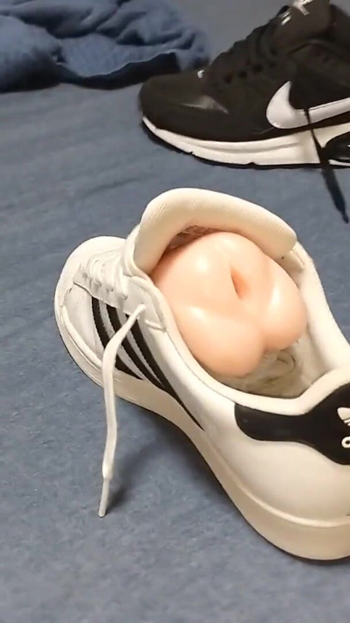 Sexo con las zapatillas de mi esposa, Adidas Superstar y Nike Air Max Command, corriéndose dentro | Clip 2