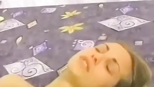 Mia yang hampir cukup umur ngentot kontol sebelum dicrot di dalam